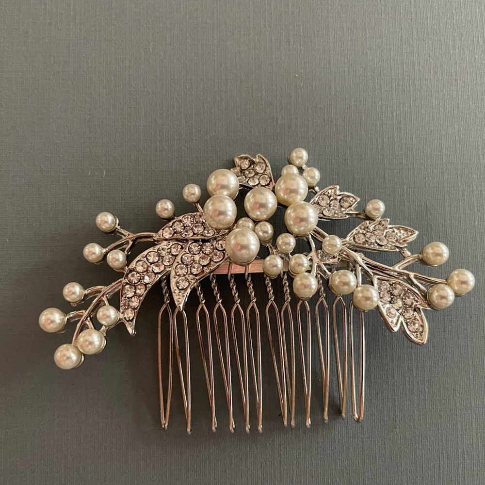 Elegant Pearl and Crystal Hair Comb